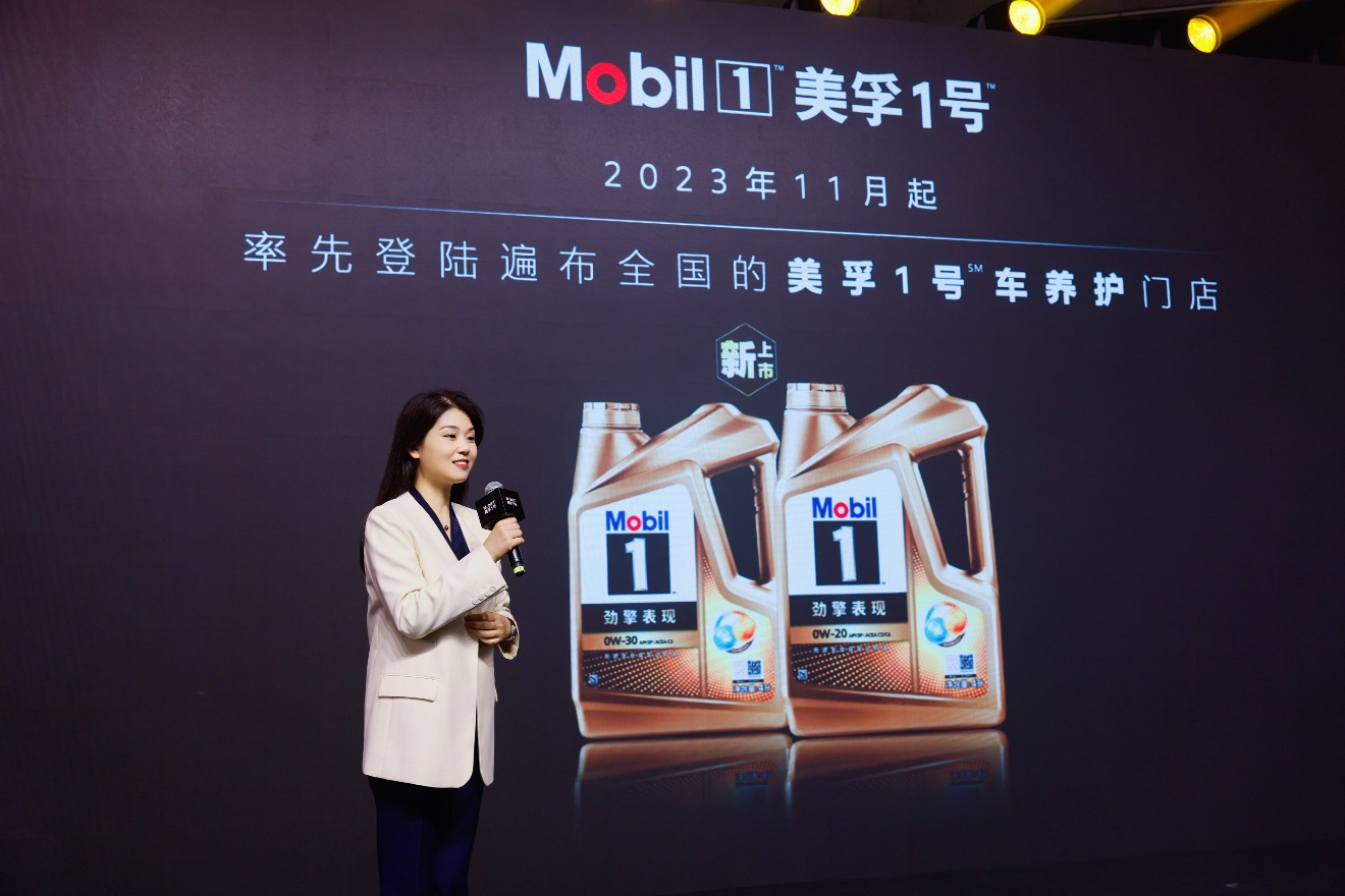 A person standing in front of a large screen

Description automatically generated